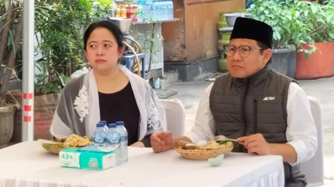 Puan Maharani dan Muhaimin Iskandar atau Cak Imin makan bareng di warung pecel usai berziarah ke TMP Kalibata, Minggu (25/9/2022). (Foto: Suara.com/Yasir)