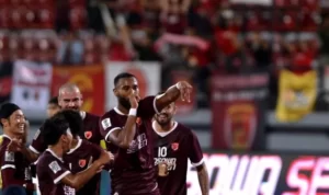 Pesepak bola PSM Makassar Yuran Fernandes (kedua kanan) berselebrasi bersama rekannya usai mencetak gol ke gawang Kedah Darul Aman Malaysia saat pertandingan Semifinal zona ASEAN Piala AFC 2022 di Stadion Kapten I Wayan Dipta, Gianyar, Bali, Selasa (9/8/2022). (Foto: Antara)