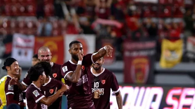 Pesepak bola PSM Makassar Yuran Fernandes (kedua kanan) berselebrasi bersama rekannya usai mencetak gol ke gawang Kedah Darul Aman Malaysia saat pertandingan Semifinal zona ASEAN Piala AFC 2022 di Stadion Kapten I Wayan Dipta, Gianyar, Bali, Selasa (9/8/2022). (Foto: Antara)