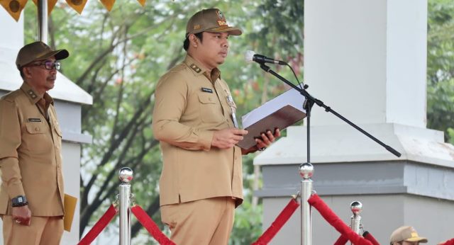 Gubernur Kalsel H Sahbirin Noor melalui Sekretaris Daerah Provinsi Kalsel, Roy Rizali Anwar menyerukan supaya memaksimalkan kanal informasi MTQ Nasional, Senin (3/10/2022) pada apel gabungan awal bulan Oktober 2022 di lingkungan Pemerintah Provinsi Kalsel, Senin (03/10/2022) di halaman Kantor Gubernur Kalsel, Banjarbaru. (Foto: Adpim Setdaprov Kalsel)