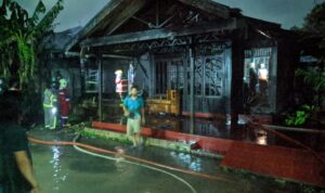 Berkobar Hebat, Api Hanguskan Dua Rumah di Seberang Aspol