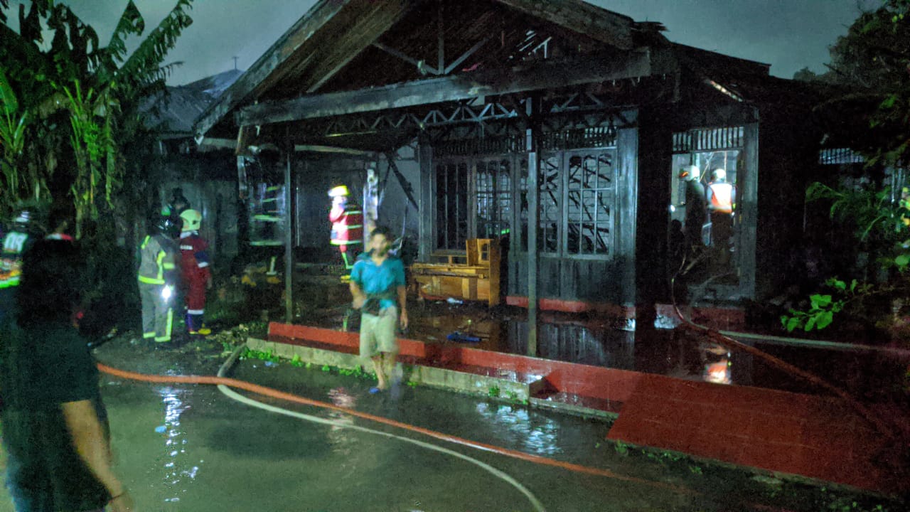 Kondisi rumah yang terbakar di Martapura, Sabtu (8/10/2022) dinihari. (Foto: Ari)