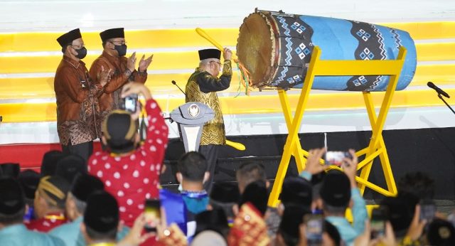Wapres RI KH Ma'ruf Amin melakukan pemukulan beduk menandai pembukaan MTQ Nasional ke XXIX di Kalsel, Rabu (12/10/2022) malam di Kiram Park, Kiram, Kabupaten Banjar. (Foto: Adpim Setdaprov Kalsel)