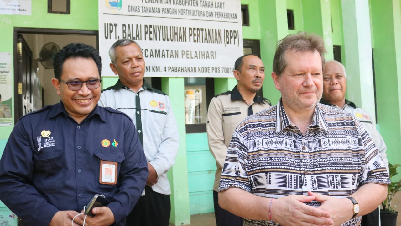 IFAD bersama National Programme Management Unit (NPMU) melakukan kajian tengah waktu. (Foto: Tim Humas SMK PP.Negeri Banjarbaru)