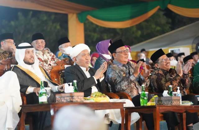 KH Wildan Salman dan Gubernur Kalsel H Sahbirin Noor menghadiri gelaran MTQ Nasional ke XXIX di Kiram Park Kabupaten Banjar. (Foto: Adpim Setdaprov Kalsel)