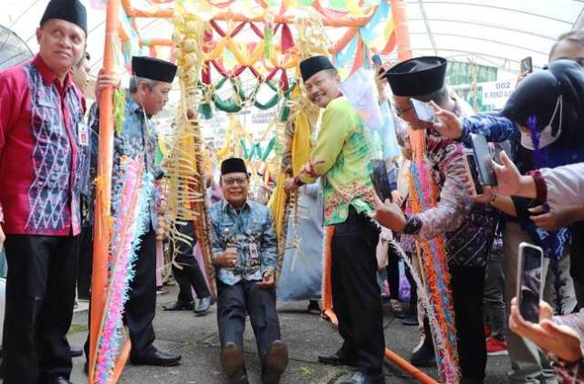 Gubernur Kalimantan Selatan (Kalsel) H. Sahbirin Noor atau akrab disapa Paman Birin Baayun Maulid yang diselenggarakan di Museum Lambung Mangkurat di Banjarbaru pada Kamis (20/10/2022) pagi. (Foto: Adpim Setdaprov Kalsel)