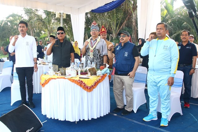 Pembukaan Festival Pasar Terapung 2022 di Kalimantan Selatan, di Desa Lok Baintan Kecamatan Sungai Tabuk Kabupaten Banjar, Minggu (30/10/2022). (Foto: Kominfo Kabupaten Banjar)