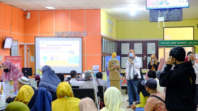 Penyuluhan tentang penyakit stroke kepada pengunjung Rumah Sakit Umum Daerah (RSUD) Ratu Zalecha Martapura. (Foto: Humas RSUD Ratu Zalecha Martapura)