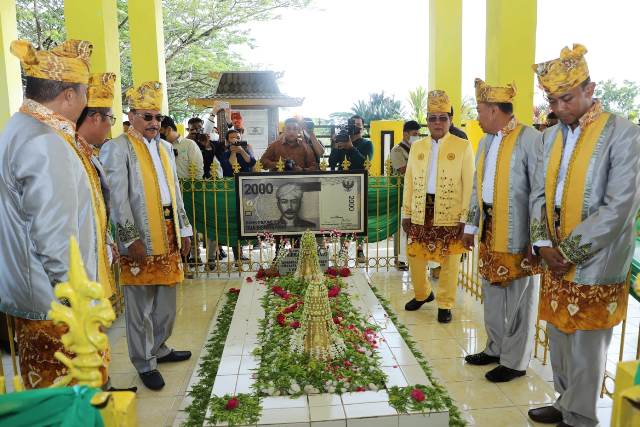 Gubernur Kalimantan Selatan, H Sahbirin Noor memimpin langsung upacara peringatan dan melakukan ziarah tabur bunga, Selasa (11/10/2022). (Foto: Adpim Setdaprov Kalsel)
