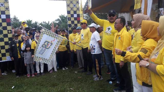 Ketua DPD Partai Golkar Kabupaten Banjar H Rusli kibarkan bendera Jalan Sehat, Minggu (16/10/2022) di Stadion Mini Barakat Martapura. (Foto: Katajari.com)