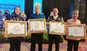 Pelaksana program YESS di wilayah koordinasi PPIU Kalimantan Selatan, mendapatkan penghargaan yang diberikan langsung oleh Mentan. (Foto: Tim Humas SMK PP Negeri Banjarbaru)