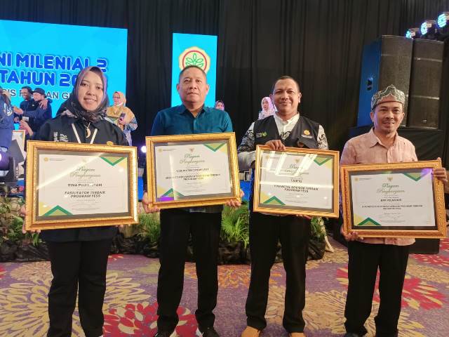 Pelaksana program YESS di wilayah koordinasi PPIU Kalimantan Selatan, mendapatkan penghargaan yang diberikan langsung oleh Mentan. (Foto: Tim Humas SMK PP Negeri Banjarbaru)