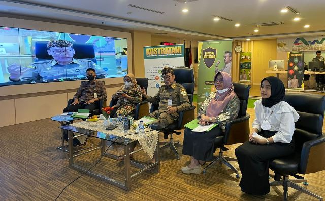 Kepala Badan Penyuluhan dan Pengembangan SDM Pertanian (BPPSDMP) Kementan, Dedi Nursyamsi, saat Sosialisasi ToT Solusi Pupuk Mahal melalui aplikasi Zoom, Selasa (18/10/2022). (Foto: Tim Humas SMK PP Negeri Banjarbaru)