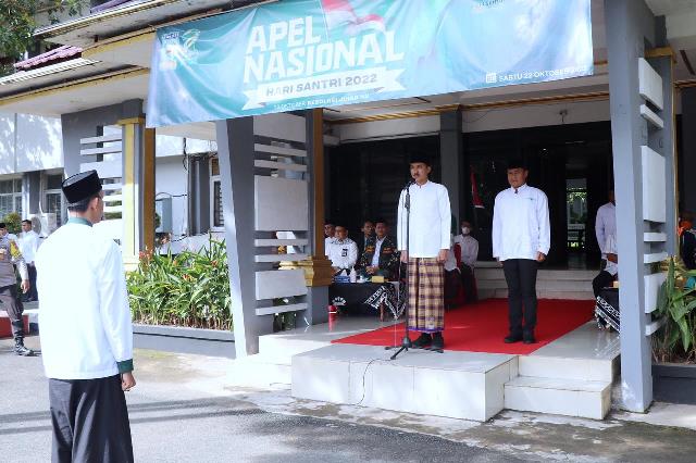 Bupati Banjar Provinsi Kalimantan Selatan (Kalsel) H Saidi Mansyur selaku pembina upacara Peringatan Hari Santri Nasional tahun 2022, di halaman Kantor Bupati Banjar, Martapura, Sabtu (22/10/2022) pagi. (Foto: Kominfo Kabupaten Banjar)