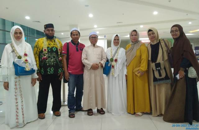 Jemaah umrah Nisfa Tour & Travel atau PT Nisfa Utama Wisata berada di ruang kedatangan di Bandara Internasional Syamsudin Noor Banjarbaru. (Foto: Nisfa Tour & Travel)