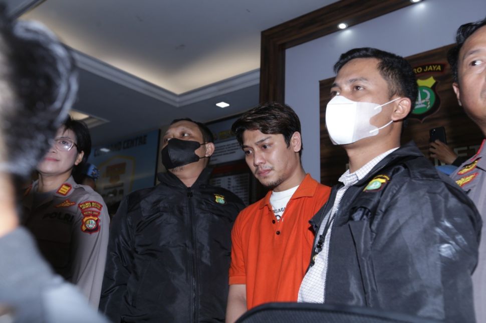 Rizky Billar ditampilkan di hadapan wartawan dalam jumpa pers di Polres Metro Jakarta Selatan, Kamis (13/10/2022). Dalam acara ini, polisi juga mengumumkan Rizky Billar dijadikan tersangka dan resmi ditahan. (Foto: Oke Atmaja/Suara.com)