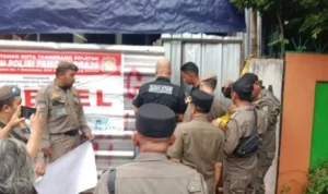 Pabrik masker di Jalan Utama 1, Kelurahan Pondok Karya, Pondok Aren, Kota Tangsel, Banten disegel. (Foto: Suarabanten.id)