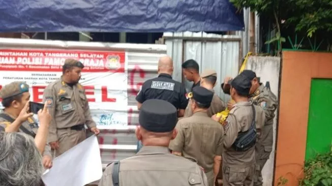 Pabrik masker di Jalan Utama 1, Kelurahan Pondok Karya, Pondok Aren, Kota Tangsel, Banten disegel. (Foto: Suarabanten.id)