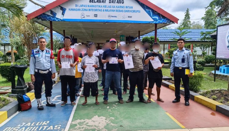 Sebanyak 34 Warga Binaan Pemasyarakatan (WBP) Lapas Narkotika Karang Intan Kabupaten Banjar, jalani hari kebebasan, Selasa (15/11/2022). (Foto: Kominfo Kabupaten Banjar)