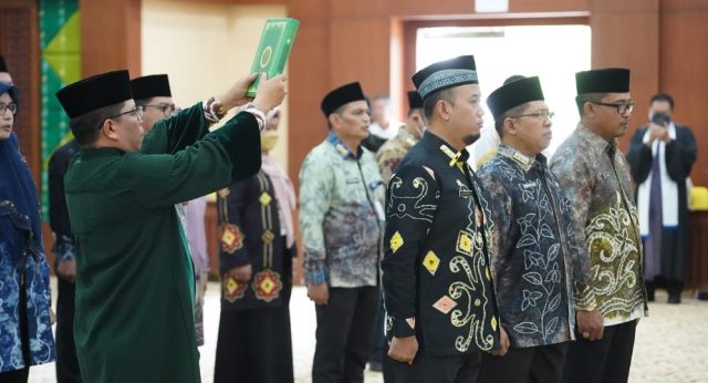 Tiga pejabat Pemprov Kalsel dilantik menempati pimpinan tinggi pratama, Rabu (16/11/2022). (Foto: Adpim Setdaprov Kalsel)