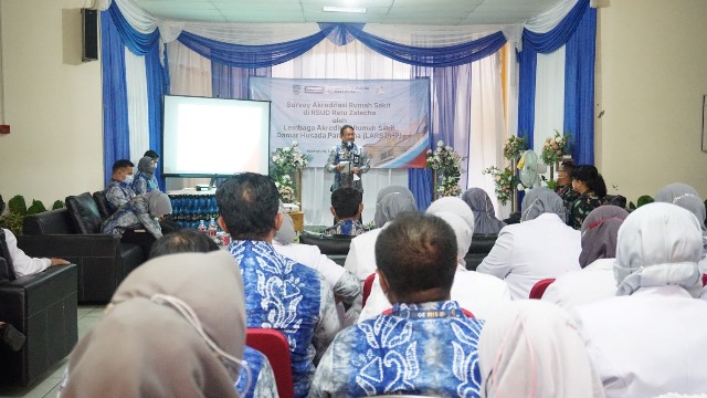 Sekda Banjar HM Hilman sambut Tim Surveyor Akreditasi Paripurna di Lobby lantai II RSUD Ratu Zalecha, Martapura, Kamis (17/11/2022) pagi. (Foto: DKISP Kabupaten Banjar)