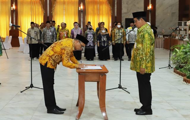 Ahmad Solhan dilantik menjadi Kadis PUPR Kalsel oleh Gubernur Kalsel H Sahbirin Noor atau Paman Birin di Gedung Mahligai Pancasila Banjarmasin, Rabu (23/11/2022). (Foto: Adpim Setdaprov Kalsel)