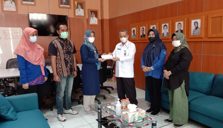 Asisten Pemerintahan dan Kesejahteraan Rakyat H Masruri didampingi Kepala Dinsos P3AP2KB Banjar Hj Siti Hamidah menyerahkan bantuan di Ruang Direktur RSUD Ratu Zalecha Martapura, Jumat (25/11/2022) pagi. (Foto: Kominfo Kabupaten Banjar)
