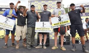 Paman Birin bersama juara 1 pembalap Bulgaria Teodor Kabakchiev Smilenov dan juara lainnya di Uncle Hard Enduro, Minggu (27/11/2022) di Kiram Park. (Foto: Adpim Setdaprov Kalsel)