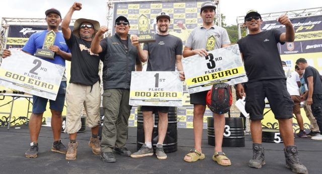 Paman Birin bersama juara 1 pembalap Bulgaria Teodor Kabakchiev Smilenov dan juara lainnya di Uncle Hard Enduro, Minggu (27/11/2022) di Kiram Park. (Foto: Adpim Setdaprov Kalsel)