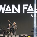 Penyanyi Legendaris Iwan Fals Hipnotis Penonton dan Getarkan Kiram Park