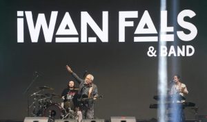 Penyanyi Legendaris Iwan Fals Hipnotis Penonton dan Getarkan Kiram Park