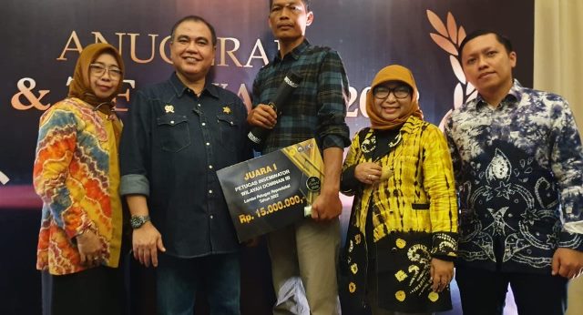 Penyerahan penghargaan pada malam Anugerah IB dan Transfer Embrio/ET Award 2022 di salah satu hotel di Kota Bogor, Kamis (24/11/2022). (Foto: Adpim Setdaprov Kalsel)