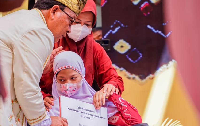 Gubernur Kalsel H Sahbirin Noor atau Paman Birin menerima penghargaan nasional dari Kementerian Tenaga Kerja. (Foto: Adpim Setdaprov Kalsel)