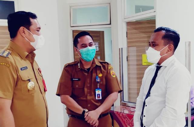 Walikota Banjarbaru HM Aditya Mufti Ariffin (kiri) saat berada di RSD Idaman Kota Banjarbaru. (Foto: Humas RSD Idaman Kota Banjarbaru)