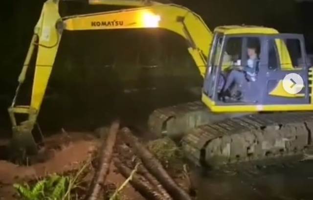 PTAM Intan Banjar memperbaiki pipa distribusi 500mm arah Sungai Tabuk yang bocor, Rabu (26/10/2022). (Foto: Instagram PTAM Intan Banjar)