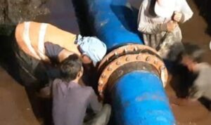 Pekerjaan perbaikan kebocoran pipa HDPE diameter 500mm PTAM Intan Banjar di Sungai Tabuk dilaksanakan Senin (31/10/2022). (Foto: Humas PTAM Intan Banjar)