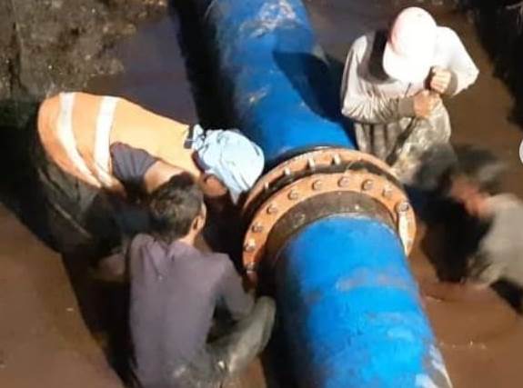 Pekerjaan perbaikan kebocoran pipa HDPE diameter 500mm PTAM Intan Banjar di Sungai Tabuk dilaksanakan Senin (31/10/2022). (Foto: Humas PTAM Intan Banjar)