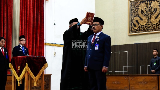 Wali Kota Banjarbaru H. M. Aditya Mufti Ariffin melantik Slamet Riyadi sebagai Kepala Dinas Arsip dan Perpustakaan Daerah (Darpusda) Kota Banjarbaru, Kamis (10/11/2022) di aula Gawi Sabarataan Kota Banjarbaru. (Foto: Medcen Bjb)