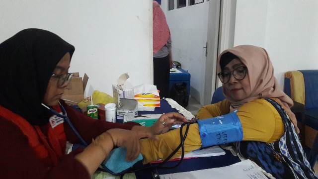 Bakti sosial donor darah di DPW Partai NasDem Kalsel, Jumat (11/11/2022) siang. (Foto: Katajari.com)