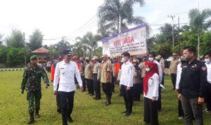 Bupati Banjar H Saidi Mansyur memeriksa peserta apel siaga pencegahan dan kesiapsiagaan bencana di halaman BPBD Kabupaten Banjar, Selasa (15/11/2022) pagi. (Foto: Katajari.com)