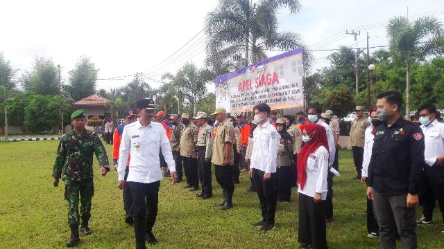 Bupati Banjar H Saidi Mansyur memeriksa peserta apel siaga pencegahan dan kesiapsiagaan bencana di halaman BPBD Kabupaten Banjar, Selasa (15/11/2022) pagi. (Foto: Katajari.com)