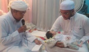 Prosesi tasmiyah atau pemberian nama seorang anak perempuan oleh KH Khairuddin, Minggu (13/11/2022) malam di Kandangan. (Foto: Katajari.com)