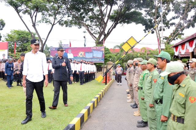 Bupati Banjar H Saidi Mansyur memeriksa Apel Kesiapan Pemantapan Pengamanan Pilkades serentak tahun 2022 di Kabupaten Banjar Provinsi Kalimantan Selatan (Kalsel), Rabu (16/11/2022) pagi di halaman Mapolres Banjar. (Foto: Kominfo Kabupaten Banjar)