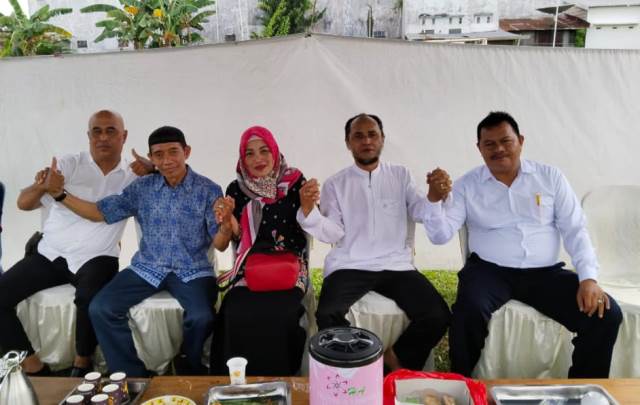 Madraji (dua kiri) mengungguli perolehan suara di Pilkades Tanjung Rema, Kamis (17/11/2022). (Foto: Katajari.com)