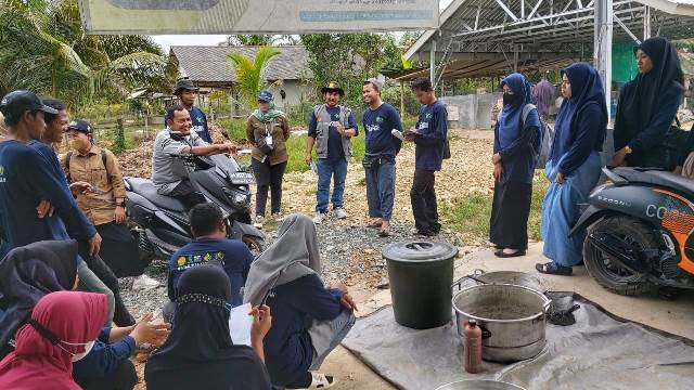 Penerima manfaat dari program YESS mengikuti pelatihan pengolahan pakan itik. (Foto: Tim Humas SMK PP Negeri Banjarbaru)