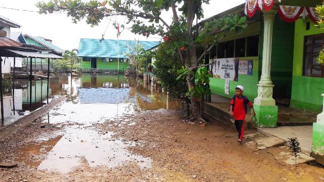 SDN Bincau Muara Kecamatan Martapura Kabupaten Banjar pada pasca banjir, Kamis (24/11/2022) siang. (Foto: Katajari.com)