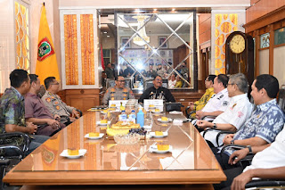 Kunjungan Kapolda Kalsel Brigjen Andi Rian diterima Ketua DPRD Kalsel Dr. (HC) H. Supian HK, S.H., M.H. di ruang kerjanya, Banjarmasin, Jumat (04/11/2022) pukul 10.00 Wita. (Foto: Humas Polda Kalsel)