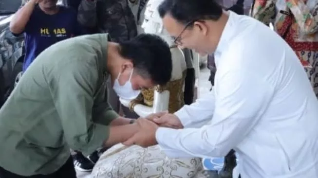Gibran Rakabuming Raka dan Anies Baswedan. (Foto: Suara.com)