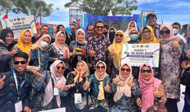 Kalsel juara lomba masak serba ikan pada Peringatan Hari Ikan Nasional (Harkannas) ke-IX yang berlangsung di Kabupaten Parigi Moutong, Sulawesi Tengah yang berlangsung Minggu (20/11/2022). (Foto: Adpim Setdaprov Kalsel)