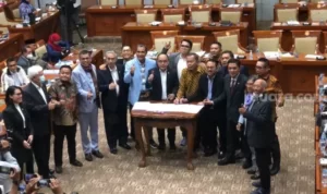 Komisi III DPR bersama Pemerintah secara resmi menyepakati pengambilan keputusan tingkat pertama RKUHP, Kamis (24/11/2022). (Foto: Suara.com/Novian)